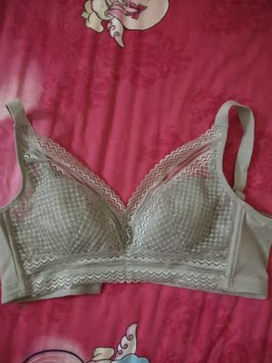 这是我在千奈美买的第三款文胸，前两次因为没有根据胸型买文胸的服务，所以不是特别适合我的胸型，第三次买的时候，发现店铺贴心的附上了购买指南，特别满意，面料很细腻很透气，没有闷热感。很爱！希望店家能把更实惠更安全舒适的内衣带给女性朋友！