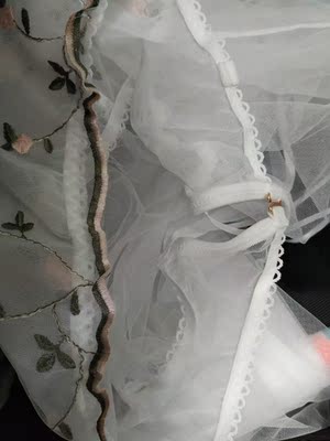 差评！第一次买，没想到质量这么辣鸡！挂肩带的地方一边有一边没有！