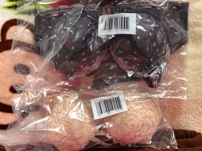 宝贝很好~是正品 和店里试穿的一样 大小也正好很舒服