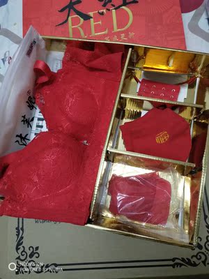 衣服收到了，很满意！颜色是很正的红，明年本命年，为新年囤货。穿着也舒服，很好，质量不错。包装也可以！五星好评！