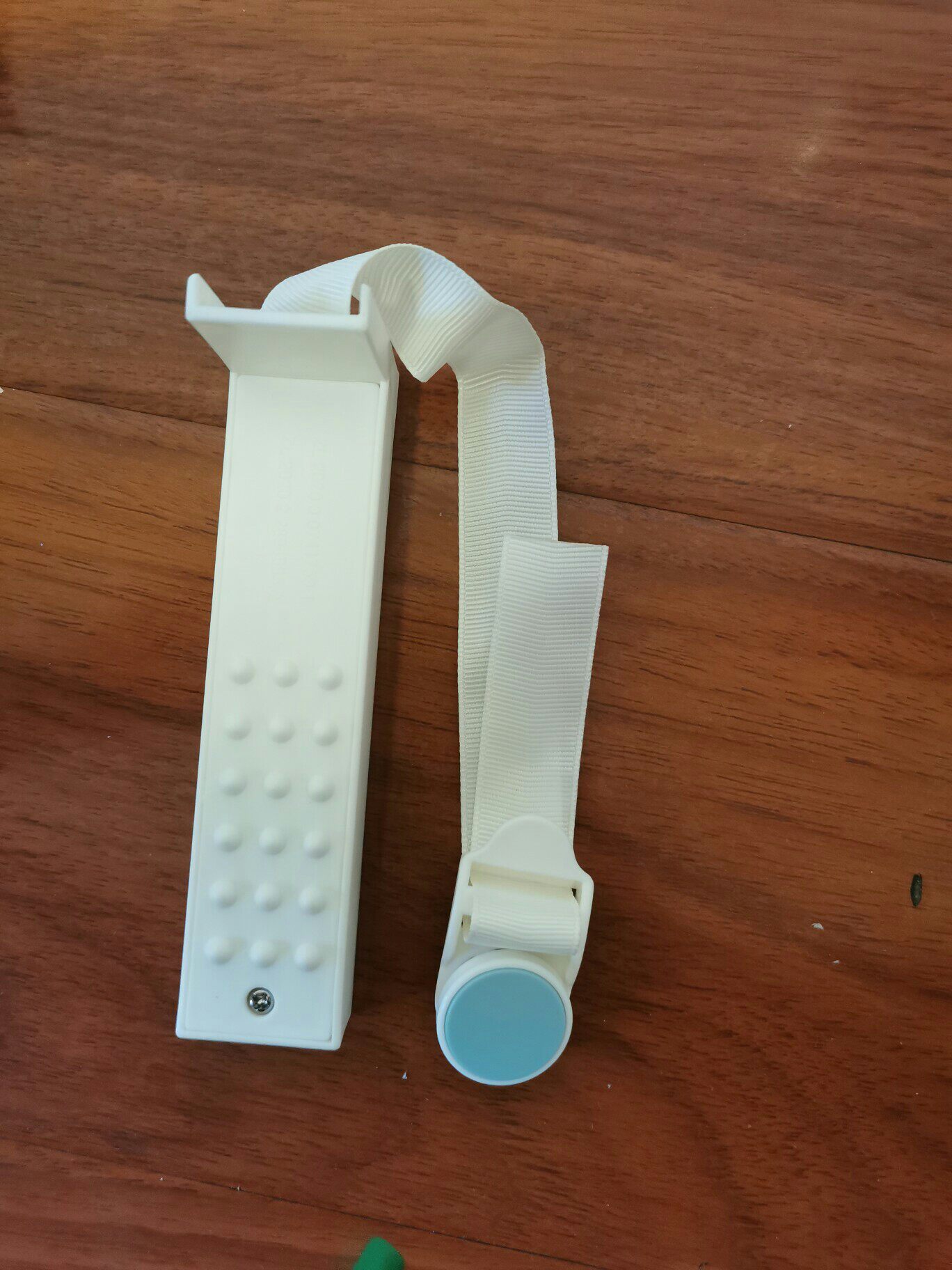 这回不担心床单来回跑了,质量超好,塑料质感很好,跟以往的被子固定器