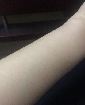 使用起来很方便，涂抹十分钟后用刮板轻轻一刮都掉了，皮肤变得水润润的。而且店家发货快，不错哦，我也扫码了是正品。 没有异味，腿上的脱的干净感觉舒服很多了。而且无刺激，脱完之后搭配舒缓水一起用，皮肤也滑滑的，感觉有点焕然一新，皮肤不会感觉到有任何的不适。挺满意的