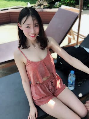 发货速度很快，出去巴厘岛玩穿了一下很好看特别美，很喜欢这种特殊的面料，很飘逸仙气满满十足好看，下水后也是速干的也不会尴尬面料挺好的！颜色特别抬肤色，十分的显白，比图片暗点但实物很好看！出去玩的时候一定买两套泳衣带着，方便换穿酒店晾不干的！犹豫的可以放心购买，一直在这家买质量挺好的，新款比较多，有问题客服解决也比较及时！支持这家店家，很棒棒哦&hellip;&hellip;