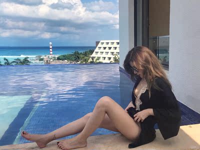 拍照很好看 就是质量一般 感觉有点薄有些小线头 背后带子的弹性不是非常好