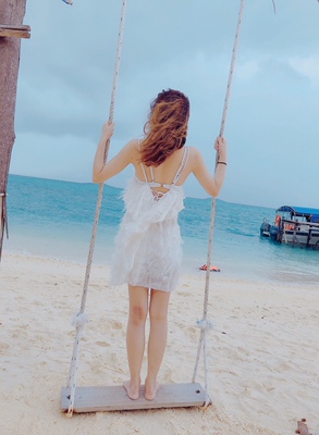 纯白色超级美搭 去海边真的好合适 里面白色的泳衣 显得很有气质 大爱！