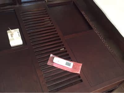 客服真的很有耐心，这一套应该是我在淘宝上买的最贵的东西了，家里人直说我胆子很大！但是收到货真的不一样，质量做工都很好，物流也很快，运输师傅很尽责，我们沙发差两公分进不去电梯，是两个师傅抬上楼的，真是庆幸楼层不高！大件运输难免磕碰，又是实木家具，我把磕碰照片发给客服，客服立马安排本地保养，我爸还顺便让把家里的八仙桌也维护了一下，虽然是自费的，但是真的很满意！这样的服务和质量，一定能长久的做下去！要非说个缺点，那就是我最后选的抱枕不太上档次，自己又重新做了，不过这都是小事情，不影响对店家的好评