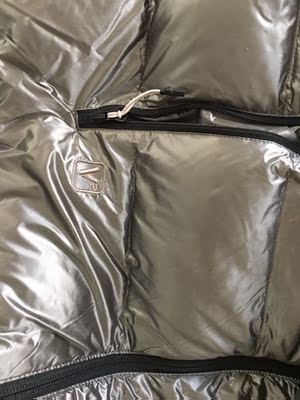 颜色并没那么鲜亮，挺不错的，穿着舒服，看起来不错，也比较轻便。