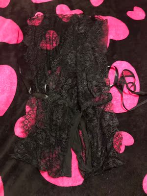 店家服务态度很好，物流也很快，介绍的尺寸很标准！蕾丝手感柔软，摸上去很舒服，老公说非常性感！