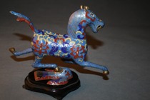 In the 70s authentic Beijing copper tire pinching silk gold-plated old cloisonne horse stepping on the swallow horse to successful ornaments