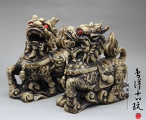 Antique handicraft resin pendulum pieces ancient playing chore collection Kirin pendulum a pair of home decoration pendulum pieces