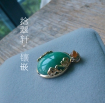 18K gold emerald green egg surface pendant inlaid with a fine link