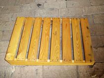 Manufacturers produce and sell their own springboard springboard springboard solid wood springboard special for school competitions