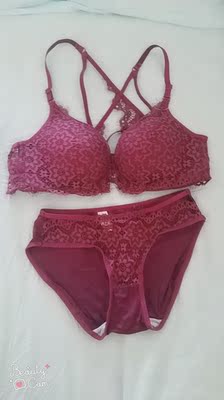 很美腻的一款内衣，穿一字肩的衣服也不影响美观，颜色也很正，个人建议宝妈们拍平时穿的大一码会更好