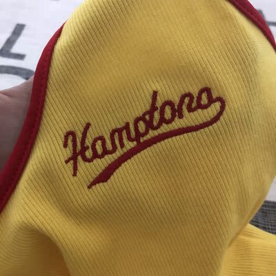 恕我直言 。！这件衣服也太好看了吧 。！！！上身真的要多好看就有多好看 。0线头 。刺绣也非常平整精致 。面料也不错 。很显白阿 。第一次穿黄色的衣服 。居然那么好看 。喜欢的可以入了