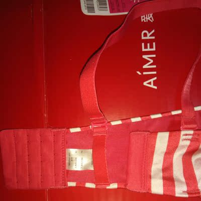 买的3个内衣中,这个不太满意,有点偏厚和带硬了,穿上是有聚拢效果的,但没另一款的舒服。加上后面肩带设计不合理啊,容易摩擦皮肤,相对另一款同样的尺码,这腰围还长了,还好扣最里面的扣子也能穿上,跟客服说了下,也同意给换的,但能穿上加上换货麻烦,就没更换了。 买的3个内衣中,这个不太满意,有点偏厚和带硬了,穿上是有聚拢效果的,但没另一款的舒服。加上后面肩带设计不合理啊,容易摩擦皮肤,相对另一款同样的尺码,这腰围还长了,还好扣最里面的扣子也能穿上,跟客服说了下,也同意给换的,但能穿上加上换货麻烦,就没更换了。