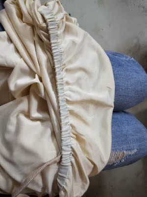 这就是卖家的不负责任，那是背面能遮的住吗？还叫我将就着穿，你穿我看看，买了这么久的淘宝第一次这么生气，经过的都看看了，这么不负责的卖家还是考虑清楚了