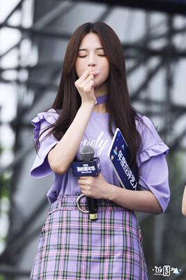 内衣超级舒服，肤色也很好搭衣服，夏天不怕露，样式也好看，应该是正品。在商场看到同品牌类似内衣，都比这个贵好多。