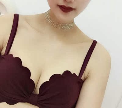 很喜欢这件内衣 蝴蝶结的设计 真的超爱 实物很好看 里面的海绵也很软 有很透气的小设计 很好看的一个款式 后面也可以交叉美背 主要是属于无痕的面料 所以会比较舒服 个人比较偏爱舒适的内衣