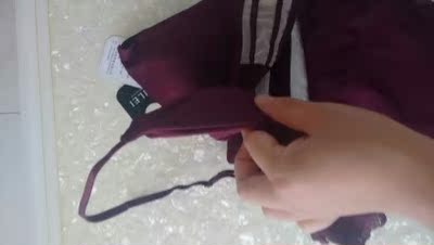 很性感?哦！细节很到位。薄厚刚刚好，上身完美。颜色正，尺码正。质量好。OK