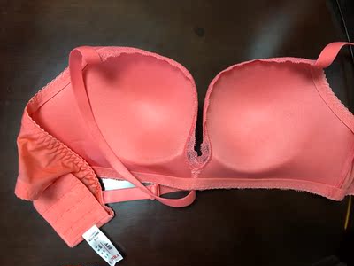 商家的服务非常赞!拍的码大了,与客服沟通后非常顺利地换到了自己想要的号码。已经是安莉芳二十几年的老客户,从实体店转战网店,质量一贯的好。安莉芳的杯罩、面料、外观设计是令人信任的地方。此款杯罩与传统款相比略微“高耸”,但不影响穿着。五分好评 商家的服务非常赞!拍的码大了,与客服沟通后非常顺利地换到了自己想要的号码。已经是安莉芳二十几年的老客户,从实体店转战网店,质量一贯的好。安莉芳的杯罩、面料、外观设计是令人信任的地方。此款杯罩与传统款相比略微“高耸”,但不影响穿着。五分好评