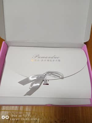 前天晚上一下单就发货了，昨天下午就到了。快递真的很给力啊！打开包装感觉店家很用心，包装精美，盒子都舍不得扔啊！衣服做工精细，还送了丁字裤😂。就是洗的时候会掉色。