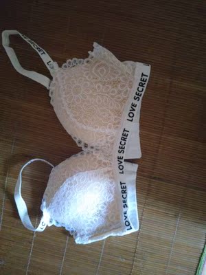 宝宝对这款内衣还是非常满意的☺️，首先我是看中了这款内衣的肩带，肩带很有个性露出来不会尴尬（这才是我的目的😅️），其次内衣胸垫那块不厚（薄款）很适合夏天穿再加上肩带的设计我觉得很OK了，当然我也是犹豫了很久才下单的（毕竟怕嘛😄），但看到实物果真没失望，嘻嘻LOVE