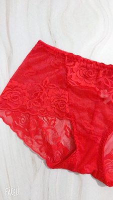 好喜欢呀 颜色很纯正 大红色很鲜艳呀 质量特好 很柔软的面料 蕾丝也很软 赞！