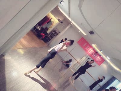 衣服质感不错，摸上去挺舒服的，弹性也很好，客服推荐的尺码，穿在身上刚刚好，价格也很便宜，性价比蛮高的，周围的朋友都问我哪里买的，我都推荐给他们了，不起球也不退色，物流也很快，下次还会来买的，棒棒的