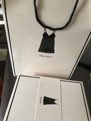 超乎意料的好，包装也太漂亮了，衣服质感也好，每一个小细节都很到位。太赞了！！！