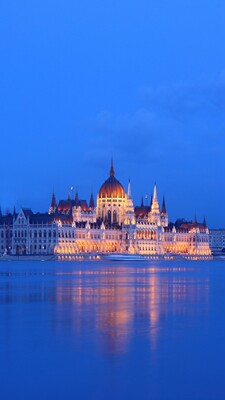 一滴水只有放进大海里才永远不会干涸，一个人只有当他把自己和集体事业融合在一起的时候才能最有力量。