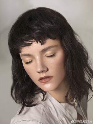 端午小长假出游穿啥都想好了吗？  终于迎来了端午节假期🎉 饼已经迅速的飞离了上海  假期出游最重要的就是舒适 不能带太多东西，但也不能少！ 打包装啥你都想好了吗？ 没想好也没关系 看看老文，快来检查检查行李箱和假日搭配吧~