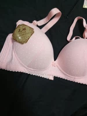 颜色粉嫩粉嫩的,试穿还算舒服,但是有薄海绵垫,夏天穿还是会热的。不过塑性还不错 颜色粉嫩粉嫩的,试穿还算舒服,但是有薄海绵垫,夏天穿还是会热的。不过塑性还不错