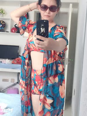 宝贝很漂亮，越看越喜欢，质量也不错，这个颜色穿着很显白，特别适合胸小的，和图片一致，喜欢的美眉赶紧下手吧，真的是一件漂亮的泳衣会给这炎热的夏季增添美丽而而又不缺乏性感，会介绍给朋友，