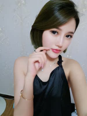 睡衣收到了穿上特别的好看 面料很舒服 而且很柔软 颜色和图片上一样 没有色差 夏天穿一点都不热 料子滑滑的