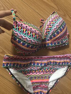 非常理想 颜色无色差 胸垫有钢托 花纹做工都很细致  朋友说超理想嘻嘻 还有送独家花朵