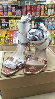 我已经是老顾客啦!凉鞋质量毋庸置疑很好,也很漂亮!就是我的脚比较宽,穿起来不好看,瘦脚鸭子的MM们穿上会很棒。脚背高和宽的MM自己做参考! 我已经是老顾客啦!凉鞋质量毋庸置疑很好,也很漂亮!就是我的脚比较宽,穿起来不好看,瘦脚鸭子的MM们穿上会很棒。脚背高和宽的MM自己做参考!