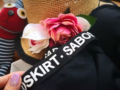 泳衣的包装和质量都非常好，妥妥的专柜正品，尤其最贴心的是，上衣和裤子可以分开尺码，这样更符合每个人不同的实用尺寸，我身高1米63，体重105，上衣买的是m裤子买的是L，供姐妹们参考