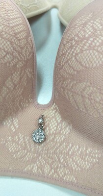 觉得你们家的版型穿出来好,这次买的都不错,以前的人都是喜欢穿有钢圈的文胸,总觉得吧穿有钢圈的内衣胸部有型一些,可是现在真的不一样了,现在都流行穿无钢圈的内衣,无钢圈的穿上肯定会比有钢圈的内衣舒服吧,真的是零束缚,不闷,透气。穿紧身的衣服,也显出内衣的形状。适合季节客服态度很专业热情,有问必答,推荐哦 觉得你们家的版型穿出来好,这次买的都不错,以前的人都是喜欢穿有钢圈的文胸,总觉得吧穿有钢圈的内衣胸部有型一些,可是现在真的不一样了,现在都流行穿无钢圈的内衣,无钢圈的穿上肯定会比有钢圈的内衣舒服吧,真的是零束缚,不闷,透气。穿紧身的衣服,也显出内衣的形状。适合季节客服态度很专业热情,有问必答,推荐哦