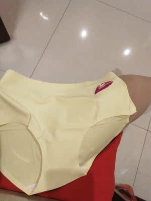 收到实物和图片上描述的一样，包装非常精致，质量也非常好，喜欢的姐妹们不要犹豫哟，料子柔软亲肤，不会太厚透气性很好，底裆是双层纯棉的很适合贴身穿呢，高腰收腹效果不错，洗了之后不会起球和褪色，而且感觉手感比没洗之前还要更赞呢，关键是价格还不贵，真的是物美价廉的产品，包装很不错，独立包装，袋子都是分开装的，每条的颜色都是我喜欢的，客服小姐姐的服务态度也很好，基本问的都能很快回答~