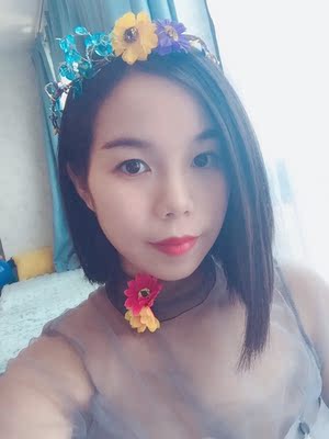 很漂亮。自己妹妹当摄影师。很好看。这几张自拍也很喜欢