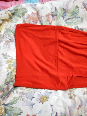 衣服面料摸着舒服，穿上也很有诱惑，老婆很喜欢，快递也很快，客服的态度也很好，喜欢的赶紧下单了