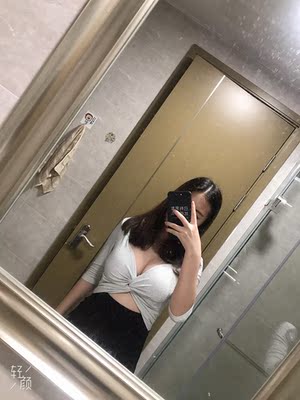 连衣裙款式简单大方，料子柔软，上身很性感，显瘦显身材，很喜欢！