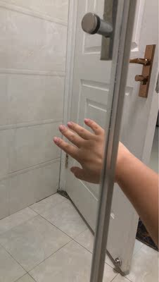 真的蛮好用的,收到就马上擦淋浴房玻璃了,还比较干净,然而两块玻璃夹缝中擦不到,很脏的,可以对比。 真的蛮好用的,收到就马上擦淋浴房玻璃了,还比较干净,然而两块玻璃夹缝中擦不到,很脏的,可以对比。