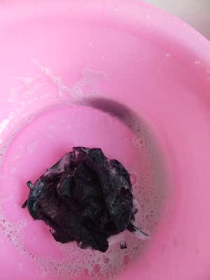 黑色严重掉色,紫色的没掉,下次买内裤在也不买颜色深的了 黑色严重掉色,紫色的没掉,下次买内裤在也不买颜色深的了