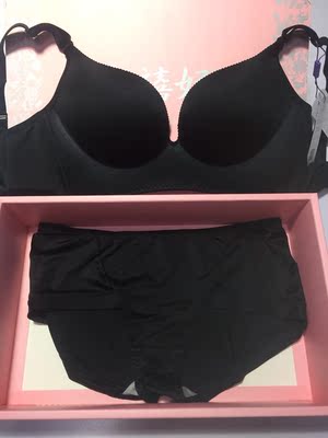 内衣收到了，穿着很舒服，聚拢效果很好，布料摸着也舒服，夏天穿很透气，内衣里面，这家算是很实惠了，穿着真的很舒服