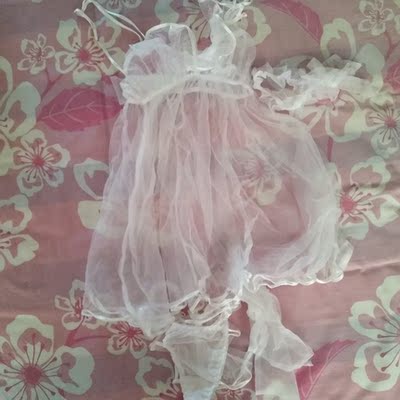 摸起来稍微有一点硬  但是纱不会觉得痒  我的皮肤算比较敏感的  然后款式挺性感的