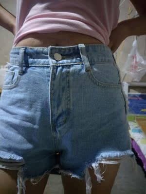 上身效果好,客服推荐的尺码正,正正好,颜色也是我喜欢的那种颜色,高腰显得腿长,快递也很快的,值得购买,好评! 上身效果好,客服推荐的尺码正,正正好,颜色也是我喜欢的那种颜色,高腰显得腿长,快递也很快的,值得购买,好评!