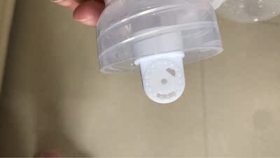 才用了10天这个阀门上的小片片就掉，掉了就没用的，这小片又是透明的掉了都看不见，客服说是很容易掉的，每次要卸下来洗，装的时候又不能太紧，不然奶就不好吸了，那这个质量也太不靠谱了吧！还这么贵。这个旧的朋友都用了一年都完好