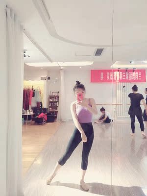 衣服质感不错，摸上去挺舒服的，弹性也很好，客服推荐的尺码，穿在身上刚刚好，价格也很便宜，性价比蛮高的，周围的朋友都问我哪里买的，我都推荐给他们了，不起球也不退色，物流也很快，下次还会来买的，棒棒的