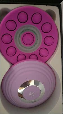 用了一段时间才来追评，质量跟描述相符，面料柔软，按摩声音不大，力度刚合适，送的精油很好用，按摩柔柔的，很舒服，超级享受，大爱！这个价钱太值了，赞一个！满分好评！没下单的美妞们请速度了！宝贝用了一段时间了，按摩好舒服，客服态度也很好，我天生平胸人又懒，看这款可以按摩就想着可以配合我的精油来按摩，坚持使用下来已成功升罩杯，文胸重新买了大一号了，而且还能疏通乳房哦，我以前来姨妈会痛的，现在都不痛了，效果满意我相信坚持使用对胸部是有好处的。